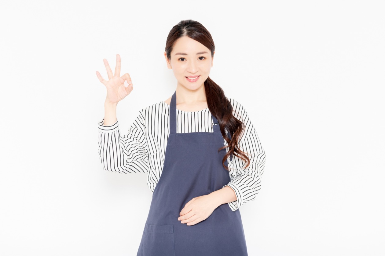 OKサインをする主婦