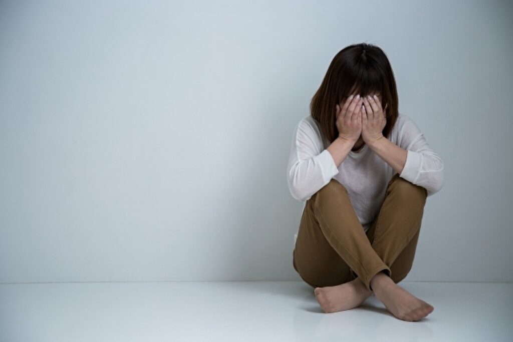 悩む女性