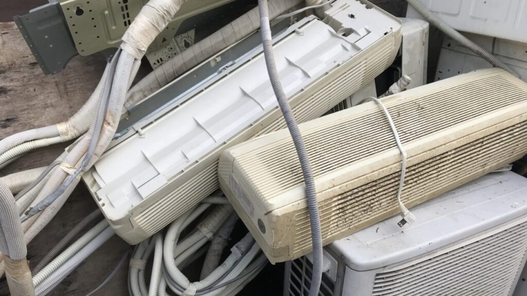 処分される複数の古いエアコン