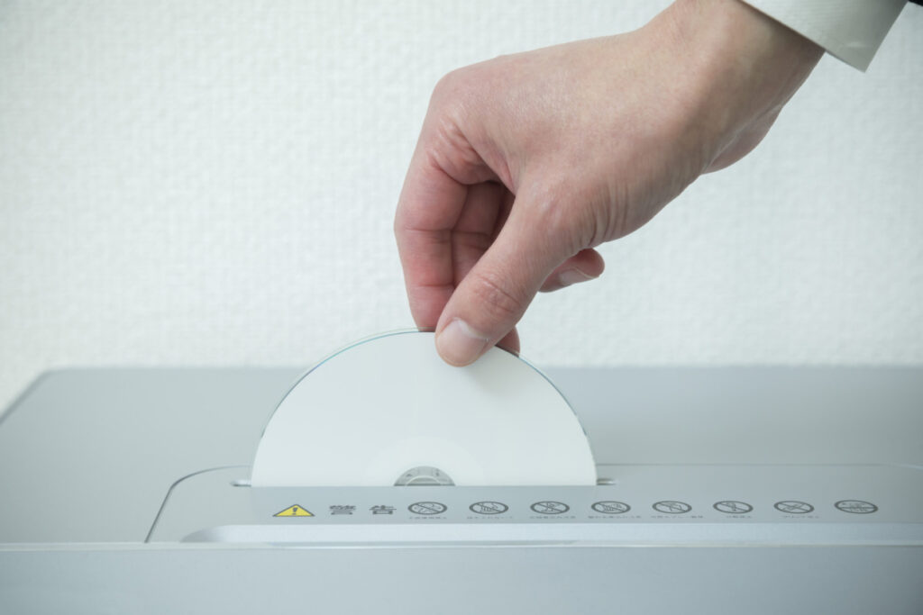 CD専用シュレッダーに処分したいCDを入れて裁断する