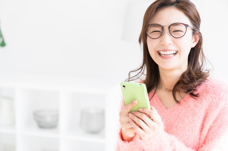 くらしのマーケットの予約を行う女性