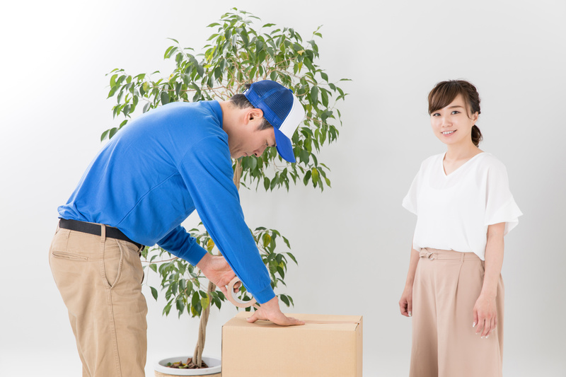 不用品回収を業者に依頼する女性