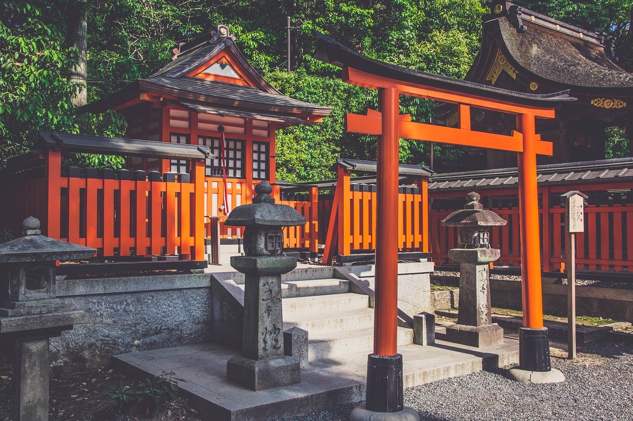 神社の鳥居と祠