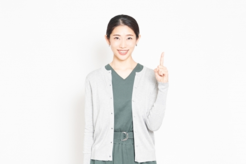 指さしをして注意を促す女性