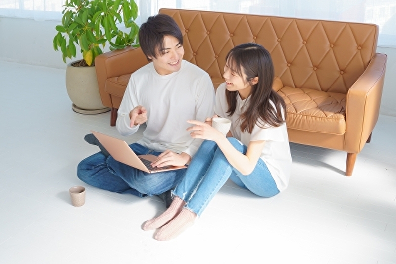 粗大ゴミ処分方法を調べる夫婦