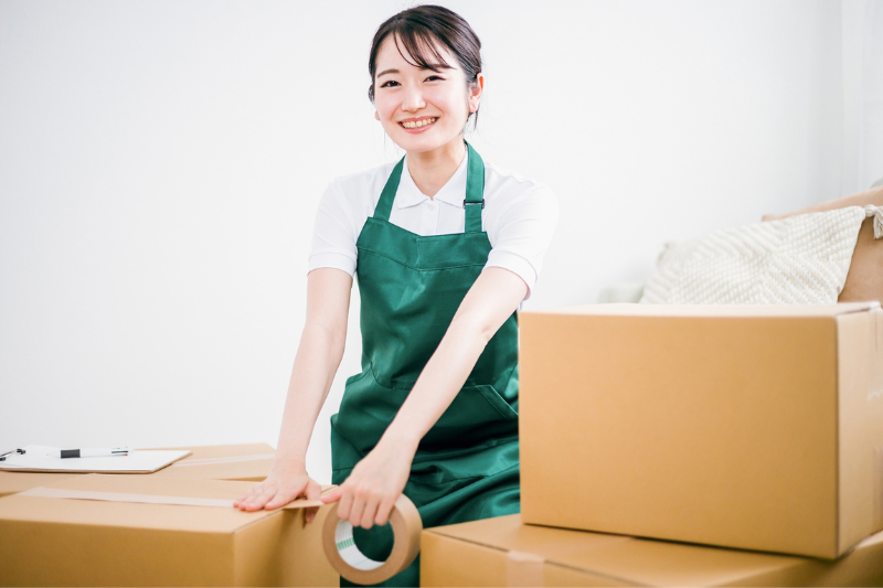 荷物をまとめる女性