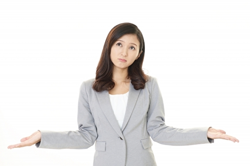 役所回収と業者回収を比べる女性
