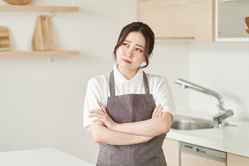 引っ越し掃除をいつするか悩む女性
