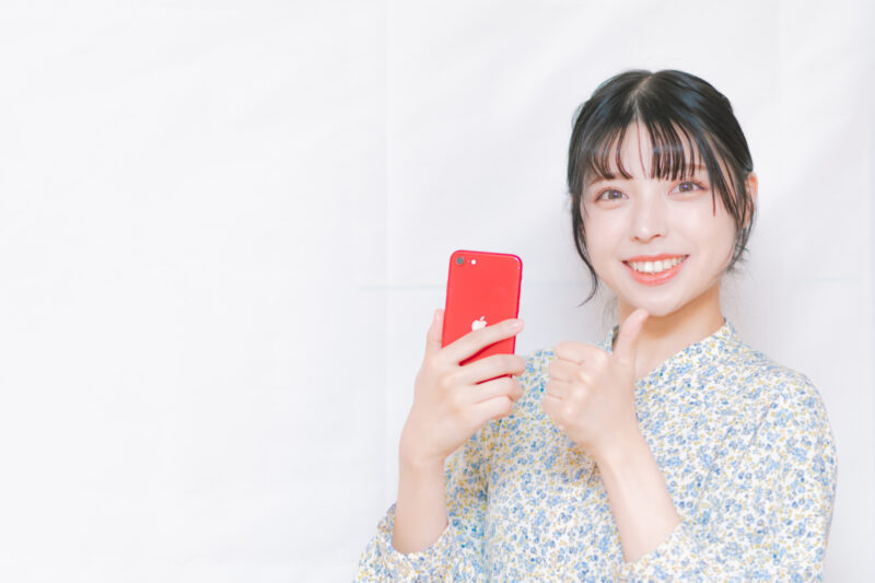 すのこを処分したい人に業者依頼をすすめる女性