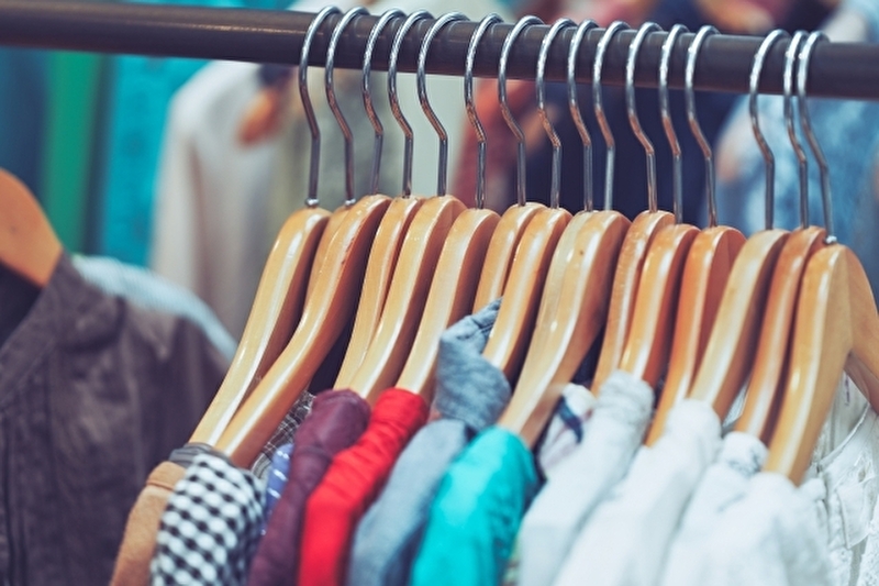 しまむら以外の古着回収できるショップ 洋服の陳列