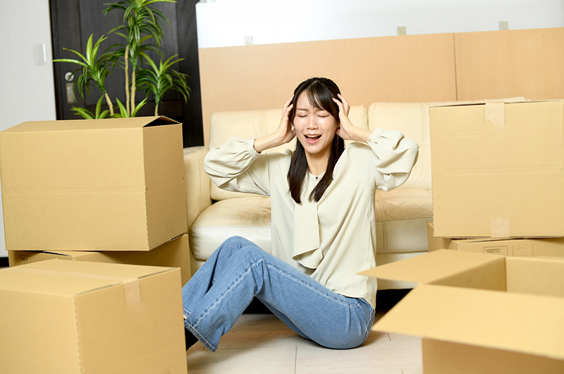 自治体の粗大ゴミ処分の仕方があまりにも面倒なため、どう処分したらいいか困っている女性