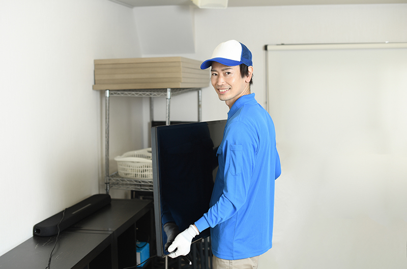 不用品回収業者はリサイクル家電も回収でき、場合によっては買取もしてくれるメリットがある。一方デメリットもあるので紹介している人