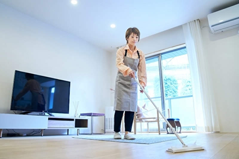 引っ越しの掃除 クリーナーを使う女性