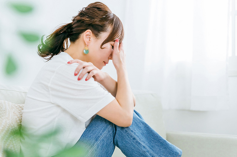 不用品を処分しようとして悪質業者に騙され悩む女性