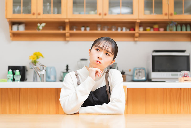 テレビ台を処分したいけど自分で対応することができずに困っている女性。