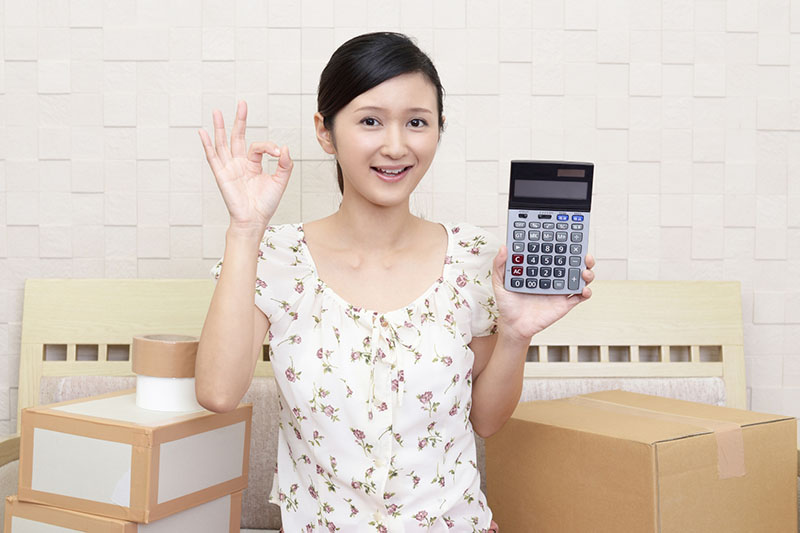 千葉市で粗大ゴミの回収を不用品回収業者に依頼してスッキリした表情の女性
