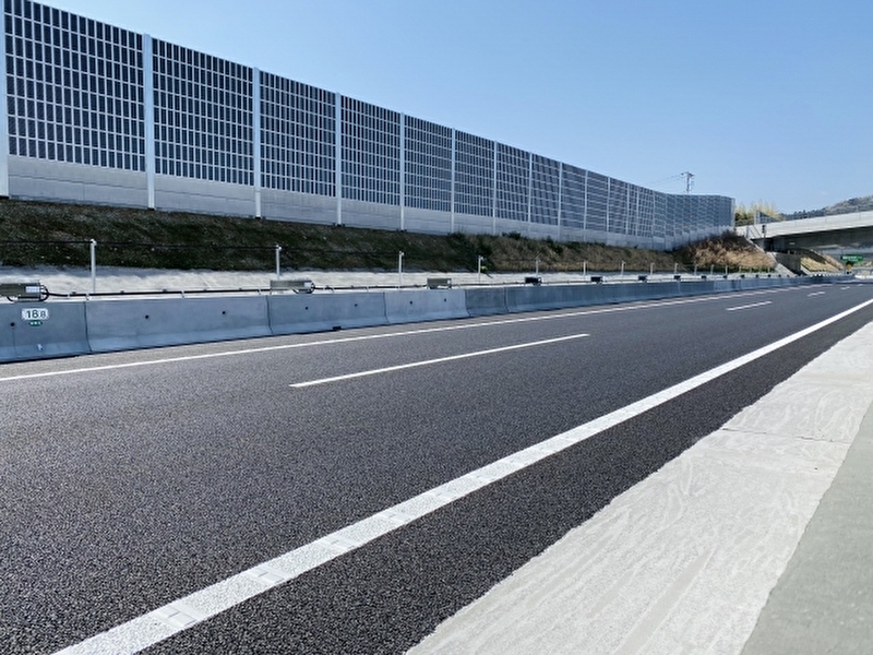 処分時期が来るアスファルト舗装道路