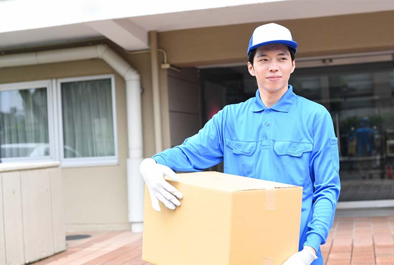 浦安市で粗大ゴミを処分するときに、なかなか解決できない問題を、全て叶えてくれる不用品回収業者のスタッフ。