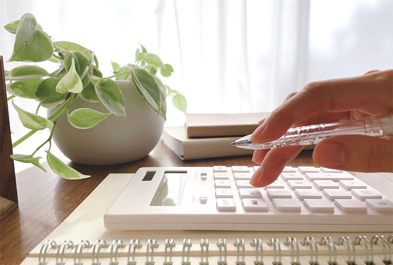 市川市のゴミ処分費用を自分で計算している女性。