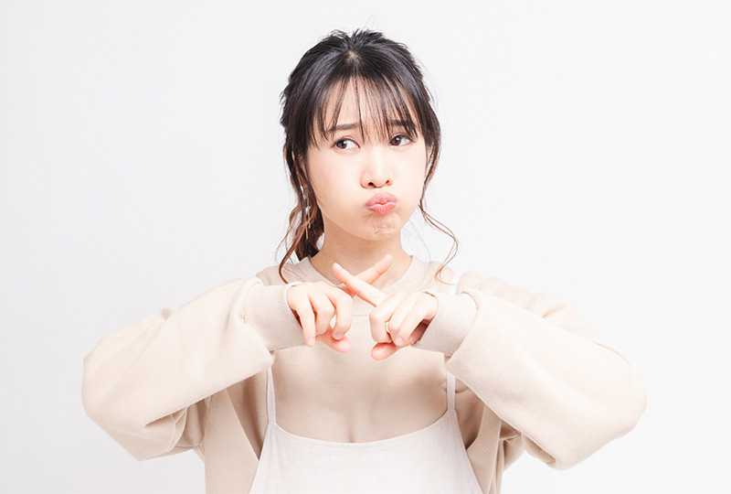 柏市で回収してもらえない粗大ゴミの種類を聞いて、面倒くさそうな表情をする女性。