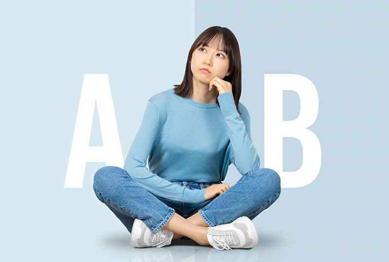 習志野市で粗大ゴミを処分するときに、不用品回収業者にお願いしようか迷っている女性