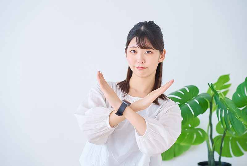 習志野市で、粗大ゴミとしても処分できないゴミを教えてくれる女性