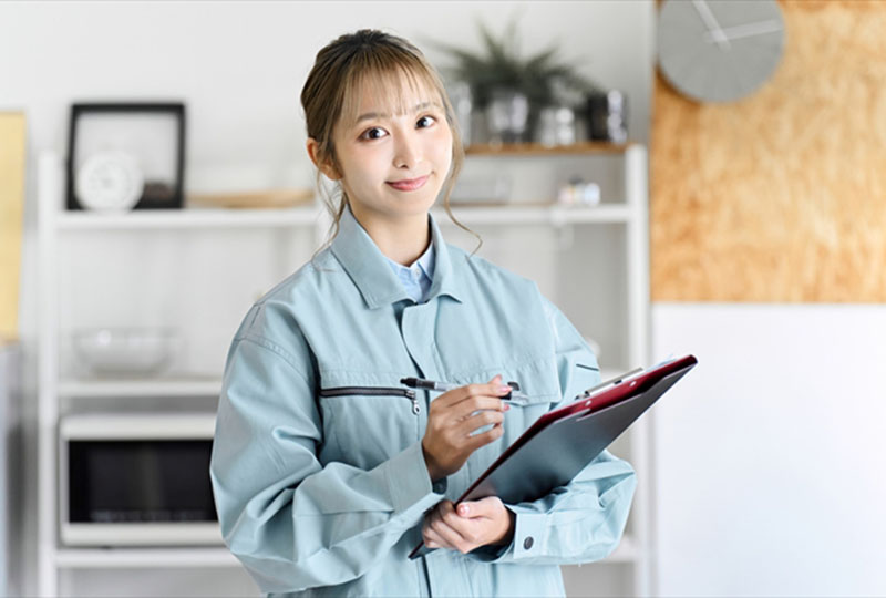所沢市で粗大ゴミを処分するときに不用品回収業者に依頼した方がいいことを説明する女性