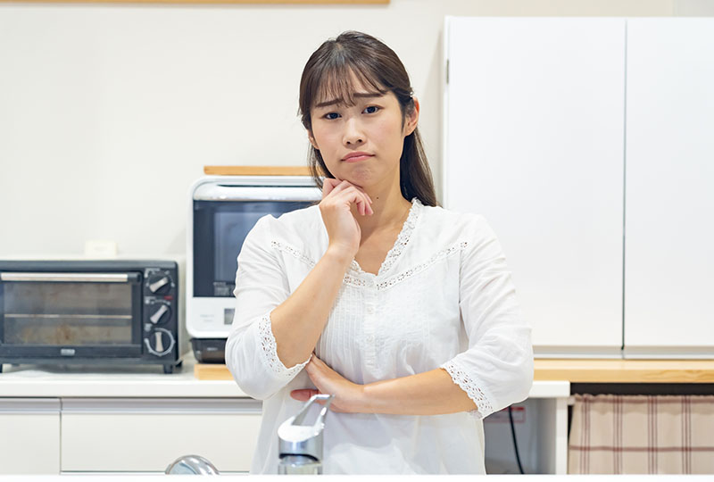 上尾市で粗大ゴミを処分する方法がわかりにくくて悩んでいる女性