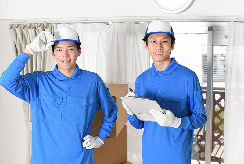 戸田市で粗大ゴミを不用品回収業者に依頼するときに優良業者を選ぶ方法をアピールする男性