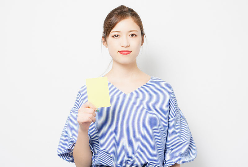 鴻巣市の粗大ゴミ基準についてNG事例を説明。イエローカードで強調する女性