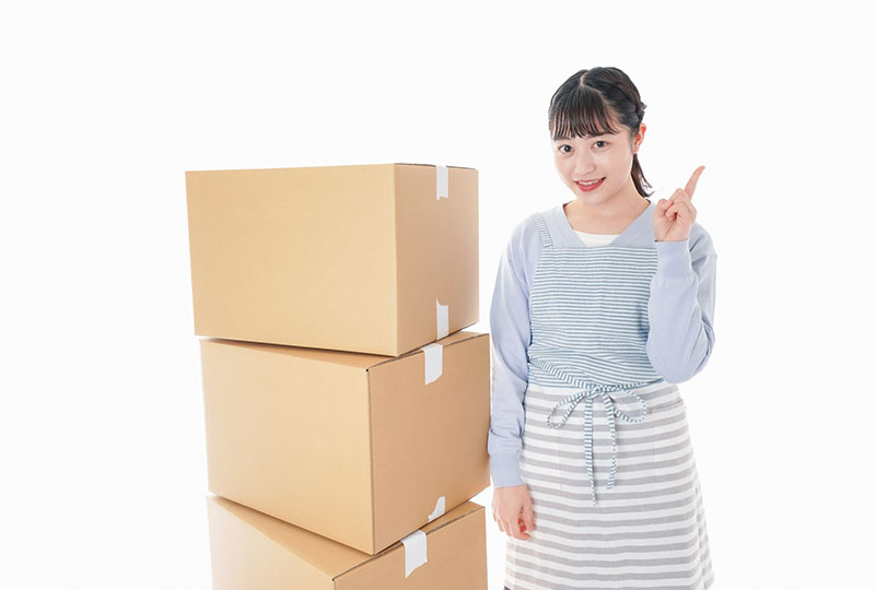 鴻巣市の代表的な粗大ゴミ収集料金を教えてくれる女性