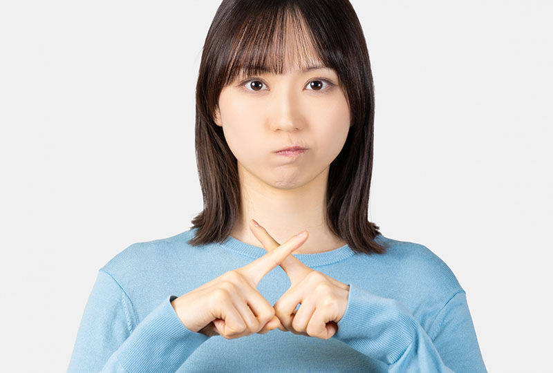 鴻巣市で粗大ゴミ回収してもらえないゴミの種類があることを伝えようとする女性