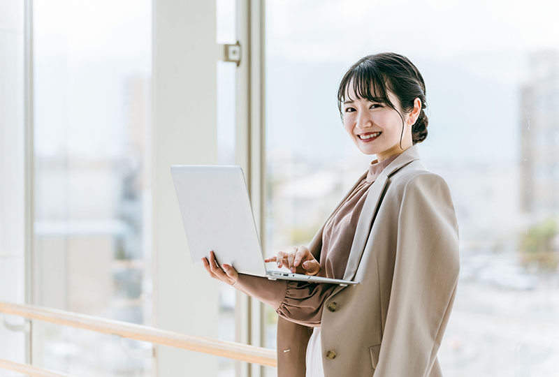 鴻巣市で粗大ゴミを全て捨てて気持ちよく仕事に励む女性