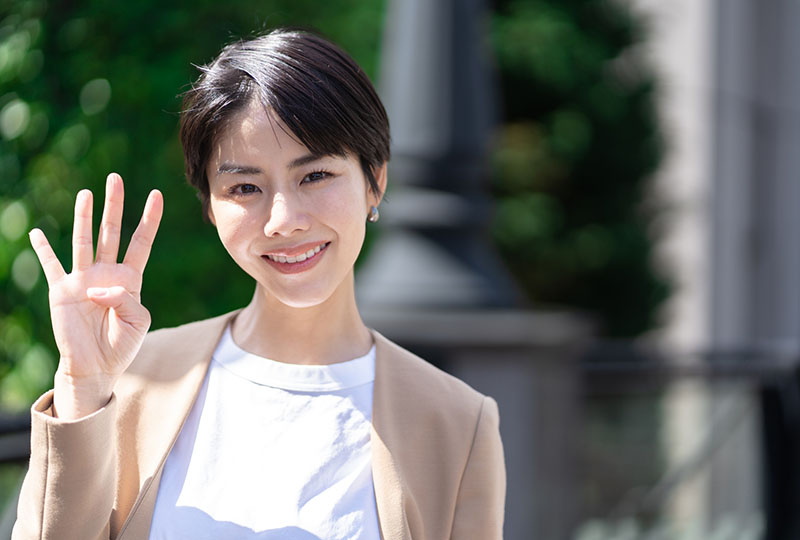 草加市で粗大ゴミを処分する4つの方法を教えてくれようとする女性