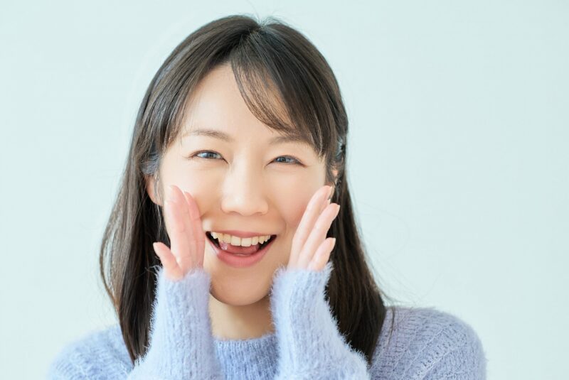 草加市での粗大ゴミ処分を不用品回収業者に任せてよかったよと、声を上げる女性