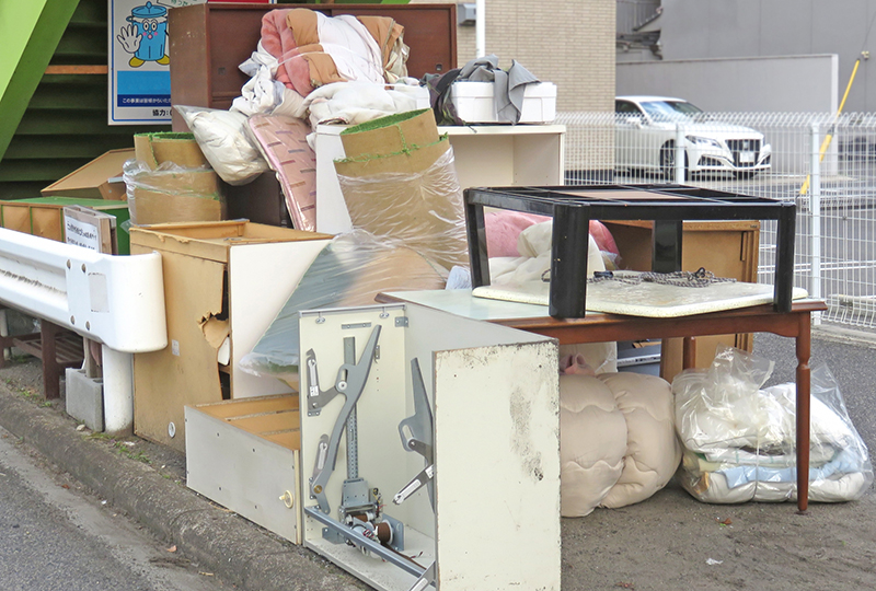 和光市で粗大ゴミを処分しようとして玄関前に粗大ゴミを出している人々