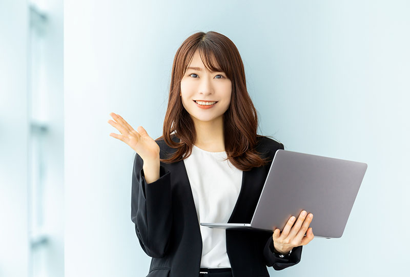 三郷市の粗大ゴミ処分の基準をわかりやすく解説してくれる女性