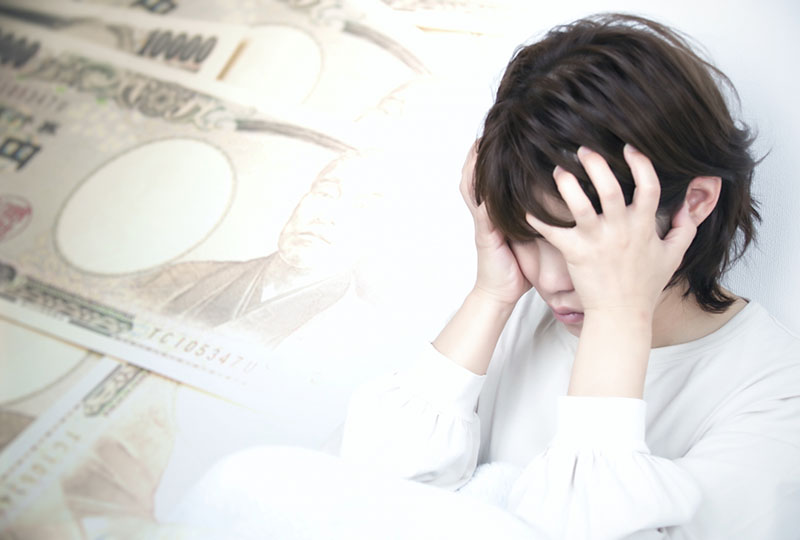 不用品の処分を悪質業者に依頼してしまって、高額を騙し取られた女性