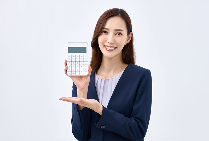 新座市で粗大ゴミを処分するときの費用を電卓を用いて計算してくれている女性