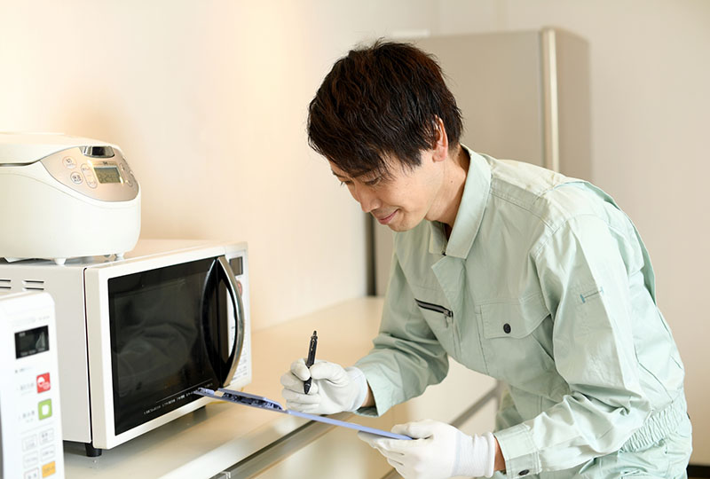 三郷市の不用品回収業者に依頼して家電の見積もりを取ってくれているスタッフ