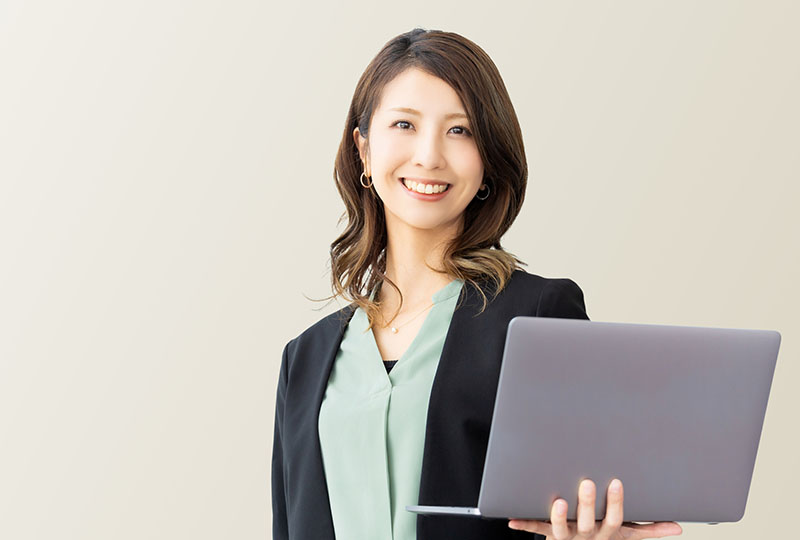 和光市の粗大ゴミ基準を詳しく解説してくれている女性