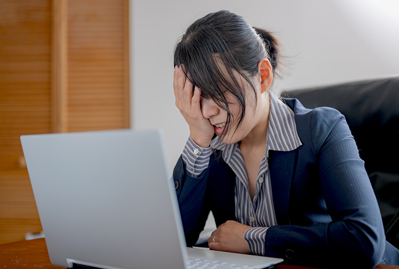 悪質な不用品回収業者に騙されて後悔する女性