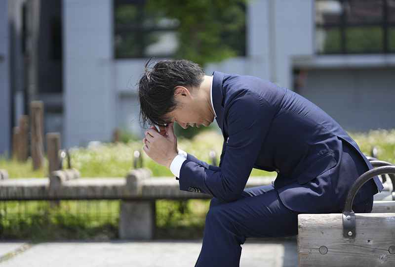 粗大ゴミの処分を悪質業者に依頼してしまい、高額を騙し取られて頭を抱える男性