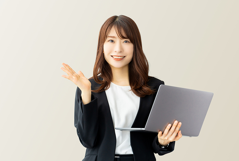 新座市の粗大ゴミ処分の基準を親切に説明してくれている女性