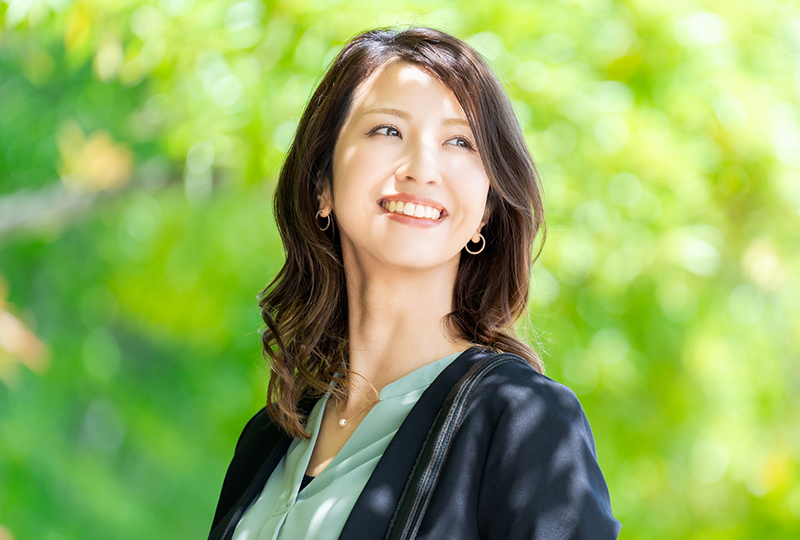 優良業者に依頼してすぐに気持ちよくゴミを処分できて喜ぶ女性