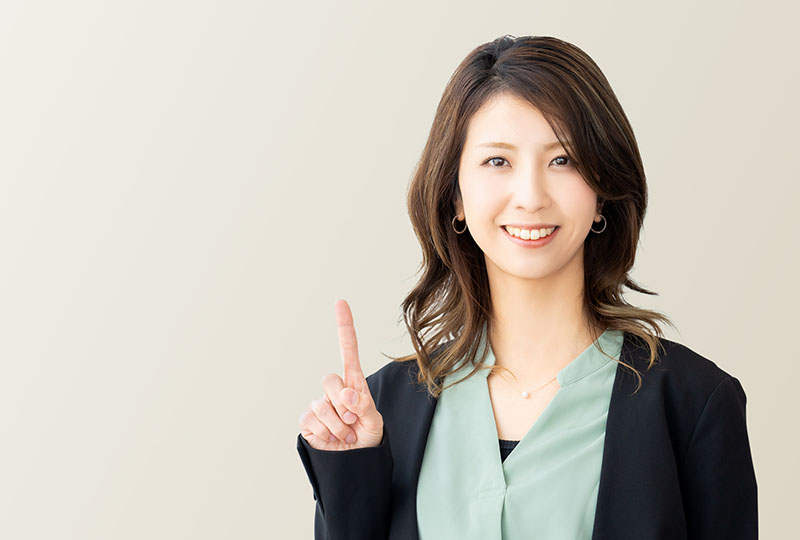 東松山市の粗大ゴミ回収について説明してくれる女性