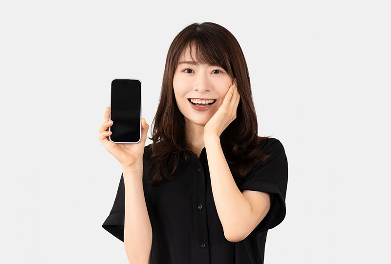 東松山市の業者回収のメリットをネットで見つけてとても嬉しそうな女性