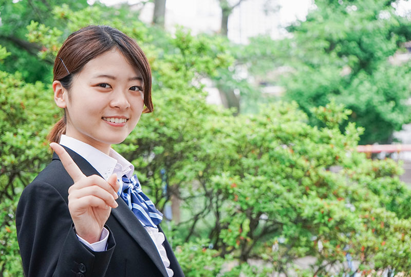 不用品回収業者を探すときに、注意するポイントい3つを教えてくれている女性