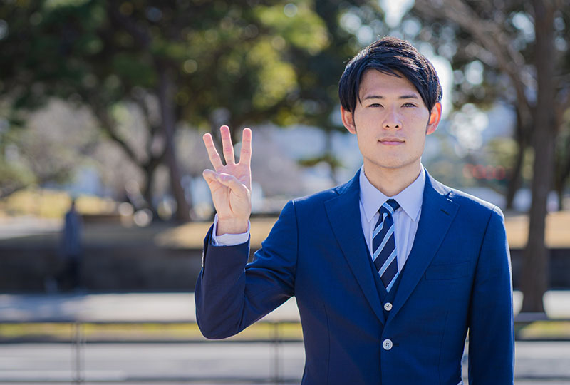 蓮田市での粗大ゴミの出し方について、説明してくれている男性会社員