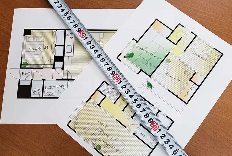 蕨市で決められた粗大ゴミの大きさを図面で見比べる人